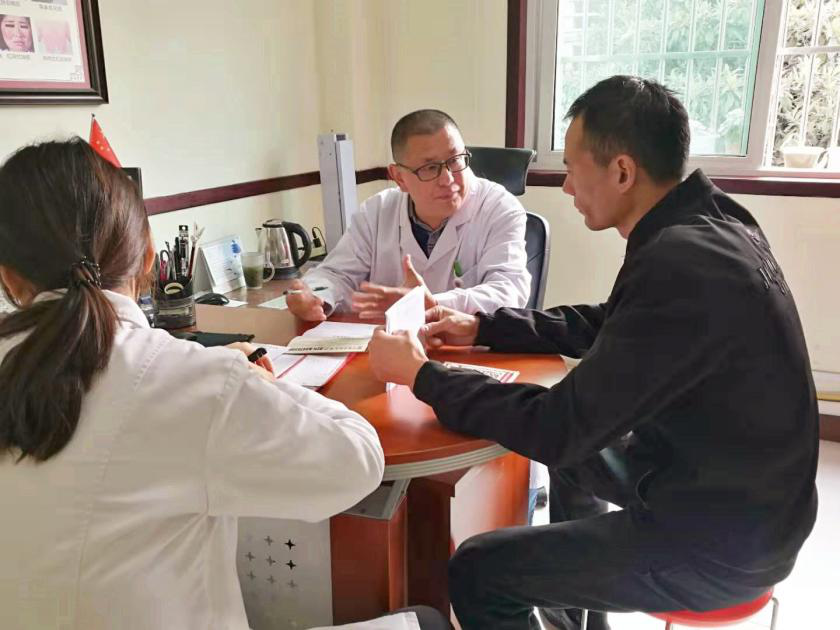 南京华肤皮肤病医院:手足皲裂的病因症状